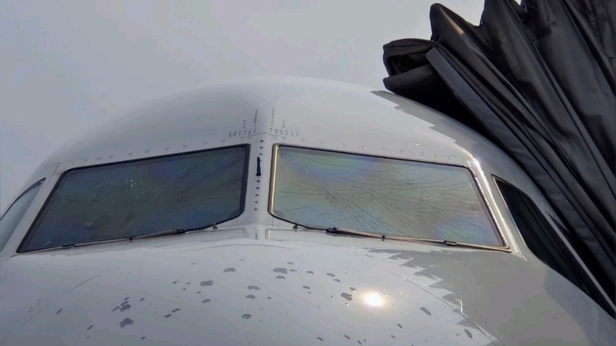 Airbus nouzově přistál, když přívalové krupobití poškodilo kokpit
